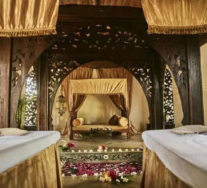 El spa es un paraíso para quienes buscan relajarse y rejuvenecer, especialmente en el Baño del Sultán.