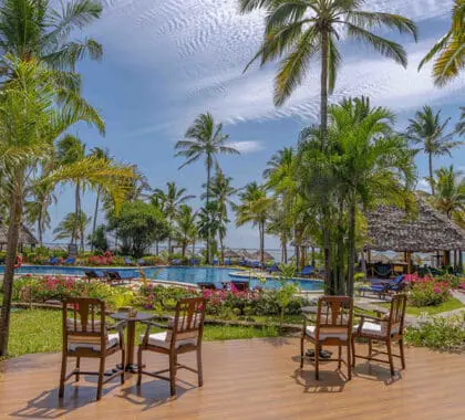 La cubierta de la piscina del Breezes Beach Club.