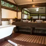 Todas las habitaciones disponen de cuarto de baño con ducha y cisterna; algunas también tienen bañera.