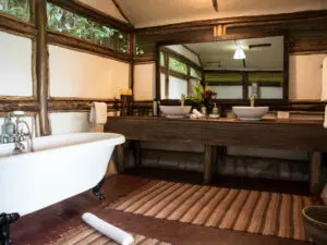 Todas las habitaciones disponen de cuarto de baño con ducha y cisterna; algunas también tienen bañera.