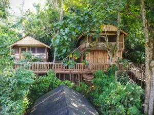 Las pasarelas de madera y los balcones del campamento permiten disfrutar de una brisa refrescante y unas vistas preciosas.
