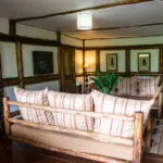 El salón principal, con chimenea, bar y comedor, es un popular punto de encuentro por las tardes.