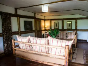 El salón principal, con chimenea, bar y comedor, es un popular punto de encuentro por las tardes.