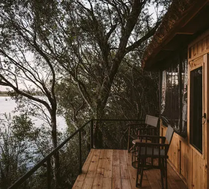 Las terrazas de los chalés fluviales tienen vistas al río Zambeze.