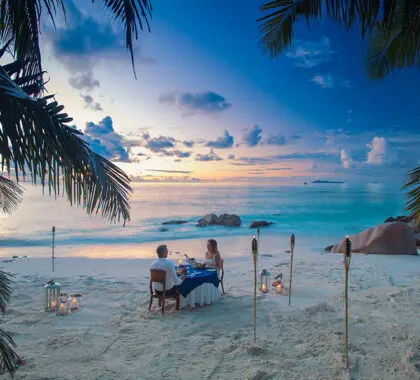 Cena romántica en la playa.