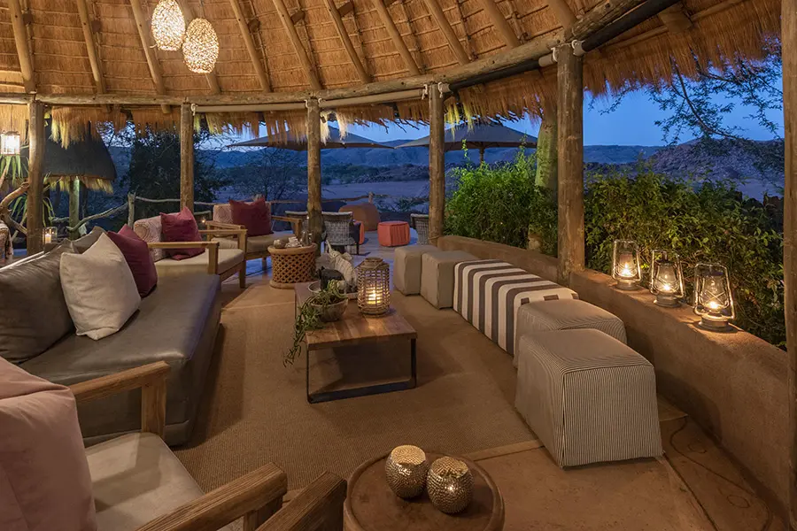 Disfrute de la elegancia simplista del campamento y aprecie la atención al detalle en todo lo que toca.
