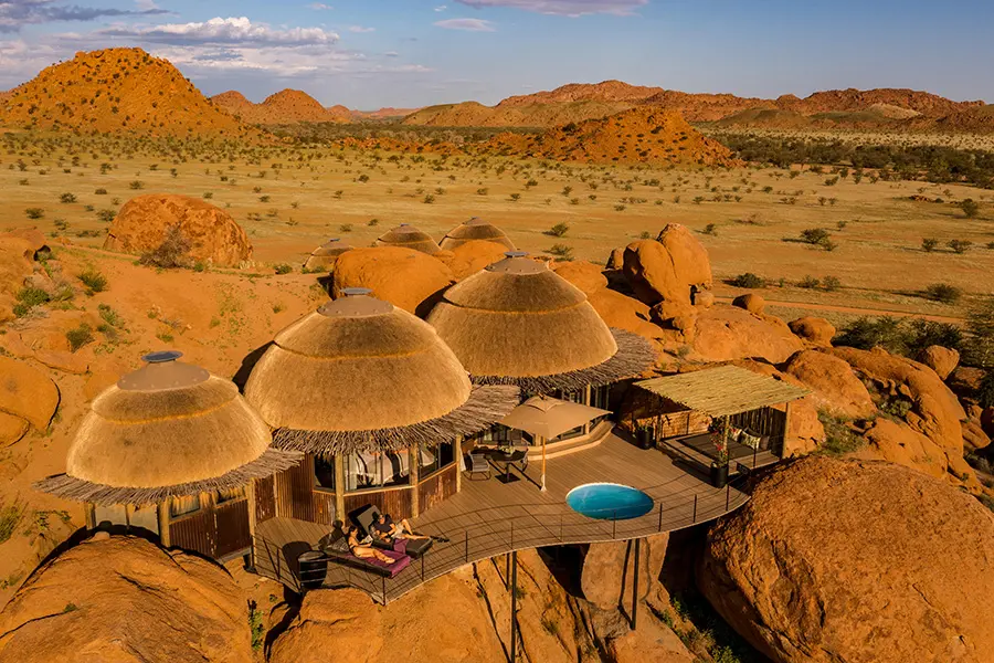 Las suites de lujo de Camp Kipwe están situadas entre afloramientos rocosos y se integran perfectamente en el paisaje.