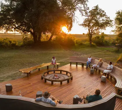 A fogueira ao ar livre no Camp Moremi, o local onde se partilham as histórias do dia. 