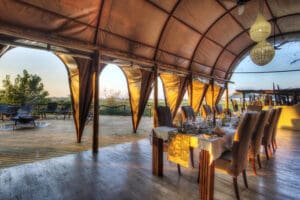 El comedor principal está bajo lona, pero abierto a una gran cubierta espaciosa.