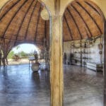 El campamento Okuti está construido con materiales naturales: lona y madera.