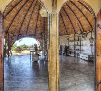 El campamento Okuti está construido con materiales naturales: lona y madera.