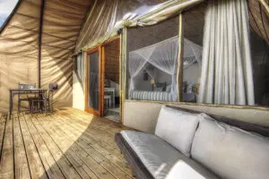Todas las habitaciones tienen un porche privado amueblado con vistas excepcionales al canal de agua y las llanuras de Moremi. 