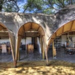 El campamento Okuti tiene un diseño único, con una estructura de lona curvada sobre la cubierta principal y cada tienda individual.