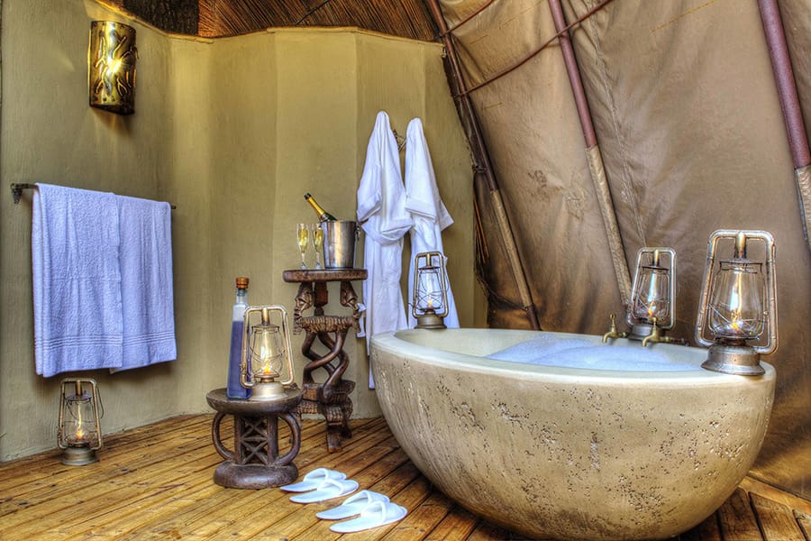 campamento-okuti-baño-exterior-luna-de-miel-masasa