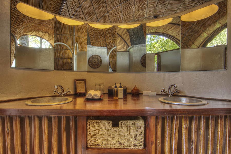 campamento-okuti-baño