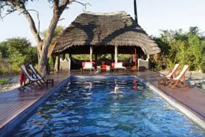 Disfruta de la piscina del campamento.
