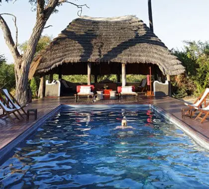 Disfruta de la piscina del campamento.