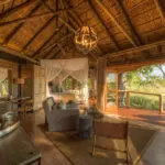 Habitaciones elegantemente amuebladas con muebles de teca africana.