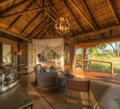 Habitaciones elegantemente amuebladas con muebles de teca africana.
