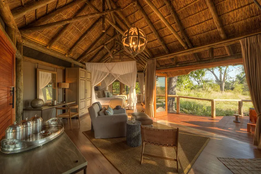 Habitaciones elegantemente amuebladas con muebles de teca africana.
