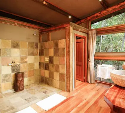 Su cuarto de baño en suite con un tocador doble.