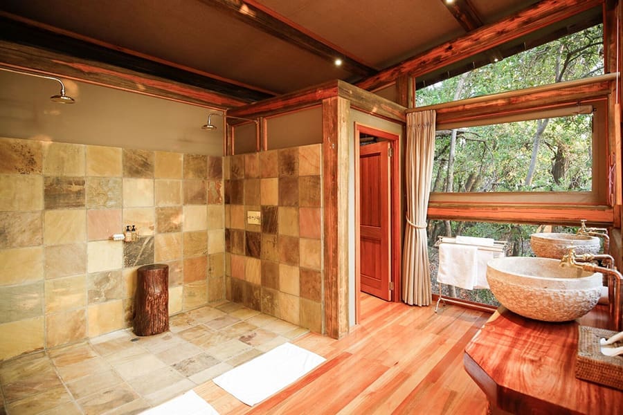 Su cuarto de baño en suite con un tocador doble.