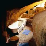 Las habitaciones están bien diseñadas para encajar entre enormes rocas de granito.