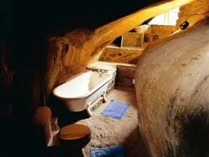 Las habitaciones están bien diseñadas para encajar entre enormes rocas de granito.