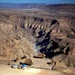 El lodge se encuentra en el sur de Namibia, cerca del cañón Fishriver, el segundo más grande del mundo después del Gran Cañón.