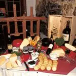 La zona del restaurante cuenta con una chimenea y un bufé.