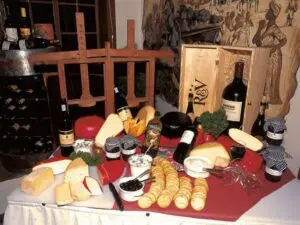 La zona del restaurante cuenta con una chimenea y un bufé.