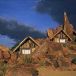 El lodge consta de bungalows construidos con roca natural, techos de paja e instalaciones completas con baño.