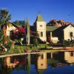 Rodeado de bonitos jardines paisajísticos y hermosos paisajes rocosos