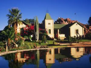 Rodeado de bonitos jardines paisajísticos y hermosos paisajes rocosos