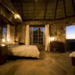 Los interiores de los chalés se mantendrían agradablemente frescos gracias a sus paredes y suelos de piedra, y sus techos de paja.