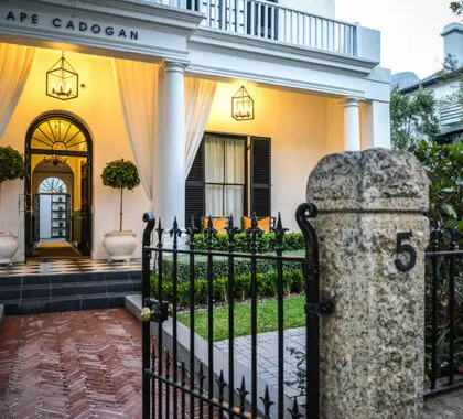 Entrada del Cabo Cadogan.