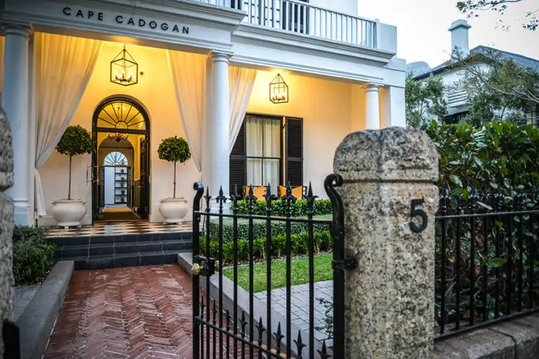 Entrada del Cabo Cadogan.