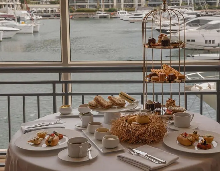 Té de la tarde con vistas al puerto.