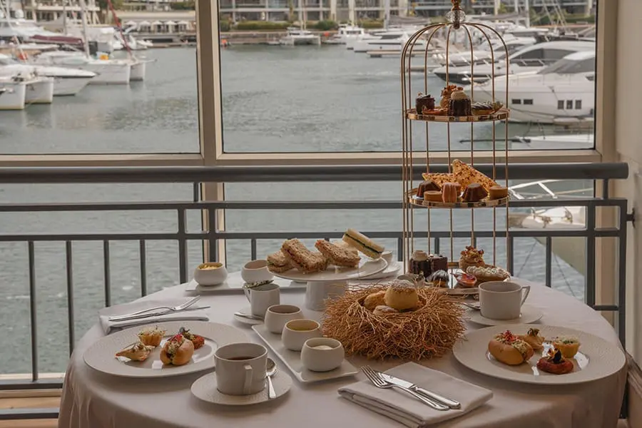 Té de la tarde con vistas al puerto.