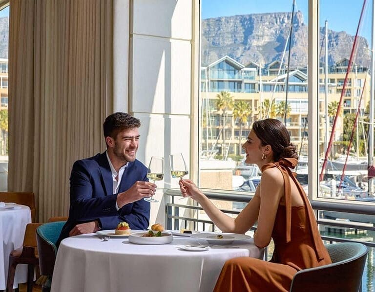 Disfrute de una cena de lujo con grandes ventanales con vistas al puerto y al paseo marítimo. 