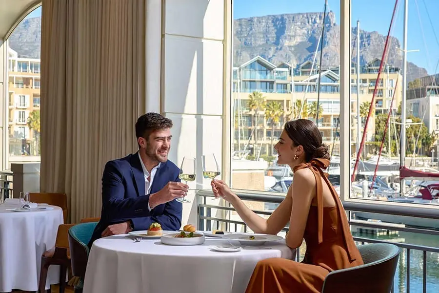 Disfrute de una cena de lujo con grandes ventanales con vistas al puerto y al paseo marítimo. 