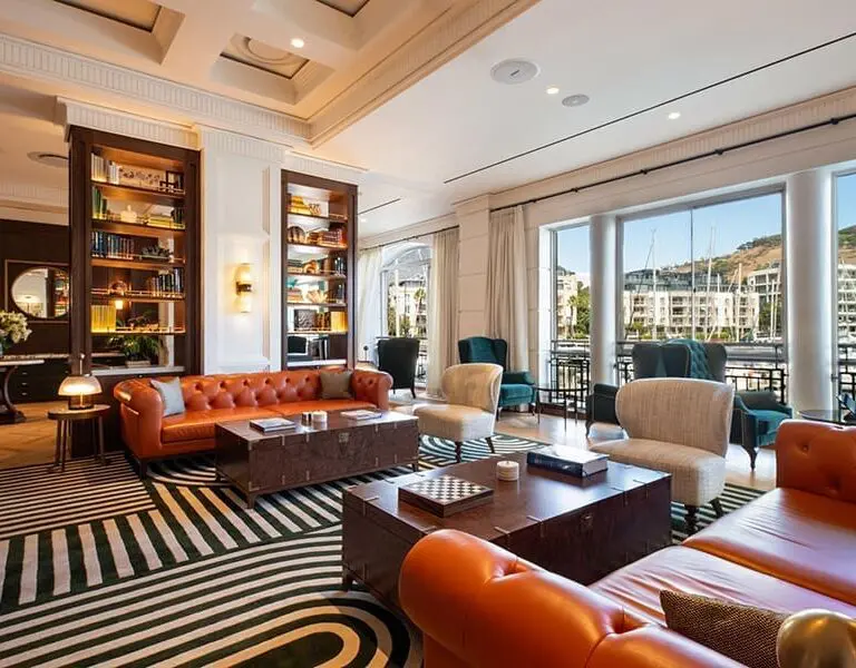 El salón y la biblioteca. 