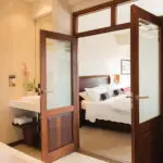 Gran cuarto de baño en suite.