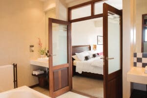 Gran cuarto de baño en suite.