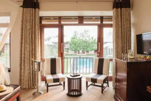 Balcón con vistas al patio y a la piscina.