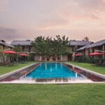 Una piscina situada en un gran patio.
