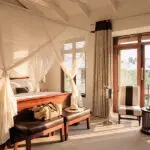 Hotel elegante y contemporáneo con amplias habitaciones.