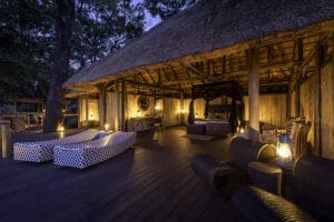 Exterior de un chalé en Chamilandu Bushcamp, Luangwa Sur.