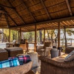 La madera, la paja y las piezas de arte africano confieren al Changa Safari Camp un ambiente clásico de safari.