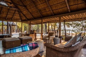 La madera, la paja y las piezas de arte africano confieren al Changa Safari Camp un ambiente clásico de safari.
